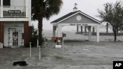 플로렌스가 14일 미국 동남부 노스캐롤라이나주를 강타하면서 스완스보로 시내 건물들이 물에 잠겨 있다. 