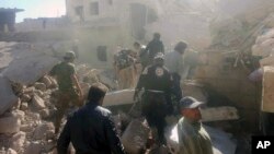 지난 5일 시리아 알레포 서부 다라트아이자 마을이 공습을 받은 후, 민간구호단체 '화이트 헬멧' 요원들이 파괴된 건물 잔해를 수색하고 있다.