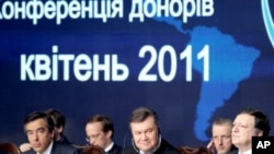 French PM Francois Fillon, left, Ukrainian President Viktor Yanukovych, center, and President of the European Commission Jose Manuel Barroso during the Chernobyl Pledging Conference in Kiev, Ukraine, April 19, 2011