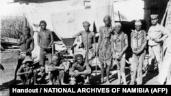 Cette photo d'archive non datée prise pendant la guerre de 1904-1908 de l'Allemagne contre Herero et Nama en Namibie montre un soldat (R) appartenant probablement aux troupes allemandes supervisant les prisonniers de guerre namibiens. - Le 28 mai 2021, l'