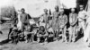 Cette photo d'archives non datée prise pendant la guerre de 1904-1908 de l'Allemagne contre les Herero et les Nama en Namibie montre un soldat (à droite) appartenant probablement aux troupes allemandes supervisant les prisonniers de guerre namibiens. (AFP) 