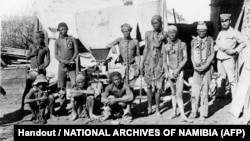 Cette photo d'archives non datée prise pendant la guerre de 1904-1908 de l'Allemagne contre les Herero et les Nama en Namibie montre un soldat (à droite) appartenant probablement aux troupes allemandes supervisant les prisonniers de guerre namibiens. (AFP) 