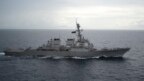 Khu trục hạm có tên lửa dẫn đường USS Decatur của Mỹ trên Biển Đông hồi tháng 10/2016. Tháng trước, tàu khu trục này bị một tàu chiến của Trung Quốc áp sát và xua đuổi khỏi đường đi.