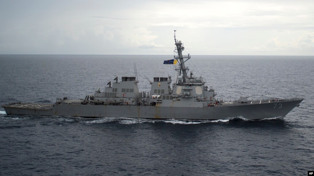 Tàu khu trục USS Decatur có tên lửa dẫn đường của hải quân Mỹ trong một hoạt động tự do hàng hải trên Biển Đông. Tàu chiến này đã từng bị tàu Trung Quốc xuýt đâm vào hồi tháng 9.