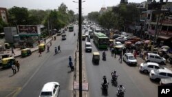 Des voitures passent sur l'avenue Mehrauli Badarpur à New Delhi, Inde, le 15 avril 2016.
