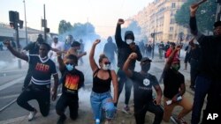 Foto Achiv: Manifestan kap pwoteste kont zak vyolans lapolis ak enjistis nan vil Paris, peyi La Frans, 2 Jyen 2020.