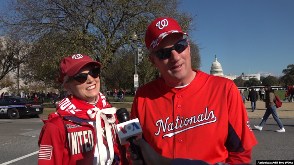 Rikakun magoya bayan kungiyar Washington Nationals dake kan hanyar Constitution Avenue ya zuwa Pennsylvania Avenue. 