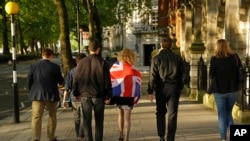 Pendukung "Brexit" berjalan di pusat kota London sehari setelah keputusan Inggris keluar dari Uni Eropa, di pusat kota London (24/6).