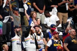 Pendukung Denver Nuggets tampak tidak menggunakan masker saat pertandingan berlangsung tanggal 13 Juni 2021 di Denver (AP Photo/David Zalubowski)