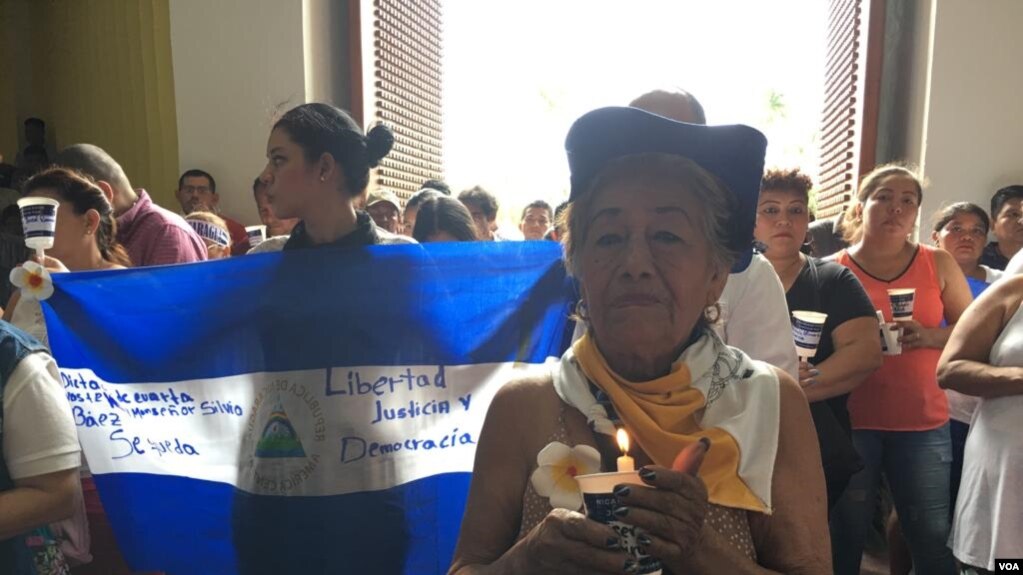 Doña Socorro, una manifestante nicaragüense asiste a la Catedral Metropolitana de Managua. Foto: Donaldo Hernández.