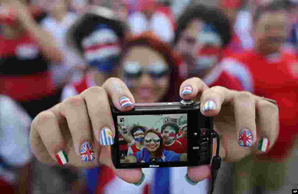 Uma das milhares de selfies deste Mundial, capta os fãs da Costa Rica antes do jogo contra a Grécia, no FIFA Fan Fest na praia de Copacabana no Rio de Janeiro, Junho 29, 2014 