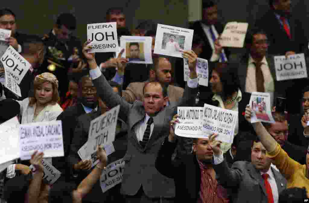 온두라스 수도 테구시갈파의 의회 건물에서 후안 올란도 에르난데스 대통령에 반대하는 의원들이&nbsp; 피킷을 들고 있다.