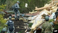 7일 일본 훗카이도 아쓰마의 지진 피해지역에서 자위대원들이 인명 수색 작업을 벌이고 있다.