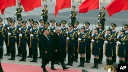 시진핑(가운데 왼쪽) 중국 국가주석이 지난 10일 베이징 인민대회당에서 틴 초 미얀마 대통령과 함께 군 의장대를 사열하고 있다. 