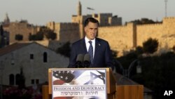El candidato republicano Mitt Romney habla en Jerusalem, el domingo 29 de julio.