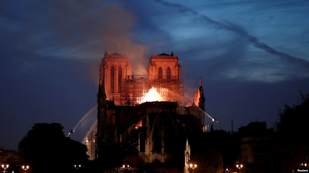 Hasta el momento se desconocen las causas del incendio que destruyó parte de la emblemática catedral en París.