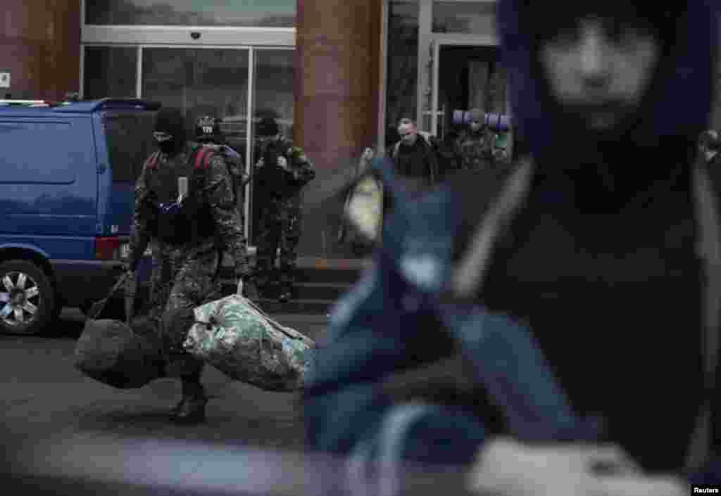 Бойцы «Правого сектора» покидают штаб-квартиру в гостинице «Днепро»