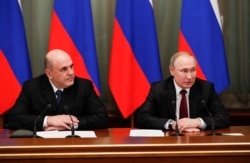 푸틴 러시아 대통령(오른쪽)이 21일 모스크바에서 미하일 미슈스틴 총리 등 신임 각료들과 회의를 하고 있다. 푸틴 대통령은 이날 부총리 9명, 장관 21명 등 새 내각을 발표했다.