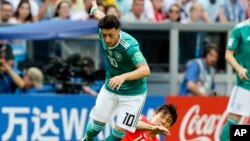 Mesut Özil , à gauche, vs. Koo Ja-cheol de Corée du Sud, Kazan, Russie, le 27 juin 2018. (AP Photo/Thanassis Stavrakis) 
