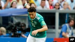 Mesut Ozil controle le ballon lors d'un match entre la Corée du Sud et l'Allemagne, Russie, le 27 juin 2018