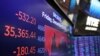 Indeks Saham AS Dow Jones tampak pada layar di Bursa Efek New York, pada 17 Desember 2021. (Foto: Reuters/Andrew Kelly) 