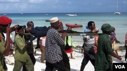 Para petugas penyelamat membawa para korban yang selamat ke rumah sakit di Zanzibar (10/9).