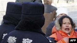 Tanınmış siyasi fəalın həyat yoldaşı və oğlu həbsə alınıb