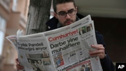 ایک شخص ترک اخبار جمہوریت پڑھ رہا ہے۔عدالت نے اس اخبار کے صحافیوں کی گرفتاری کا حکم دیا ہے۔ 31 اکتوبر 2016