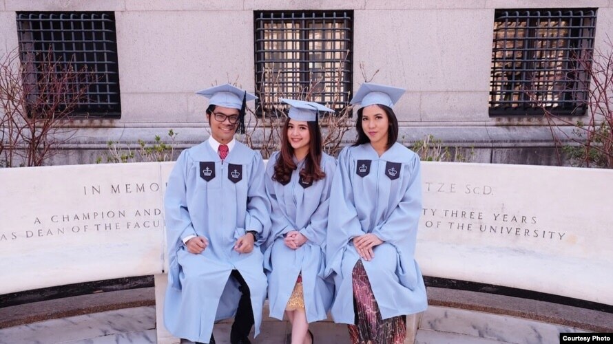 Robinson Sinurat bersama artis Tasya Kamila (tengah) dan Kania (kanan) saat wisuda S2.