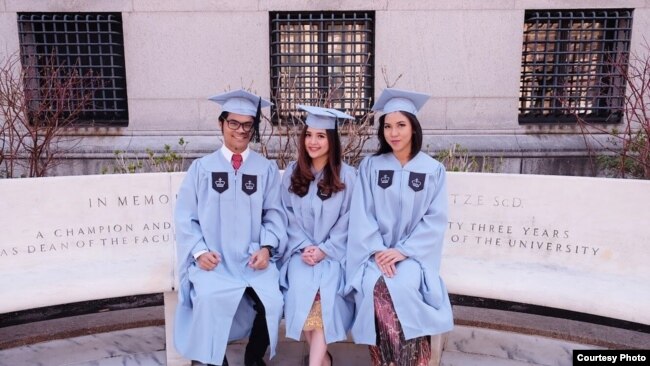 Robinson Sinurat bersama artis Tasya Kamila (tengah) dan Kania (kanan) saat wisuda S2 (Dok: Obin)