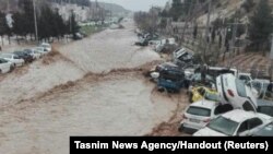 Sebuah banjir bandang di kota Shiraz sebelah selatan Iran tanggal 25 Maret 2019 menyebabkan kendaraan saling bertumpuk di sebuah jalan dekat Gerbang Quran yang bersejarah (foto: kantor berita Tasnim/Handout via Reuters)