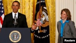 El presidente Obama junto a Sylvia Mathews Burwell cuando anunció su nominación.