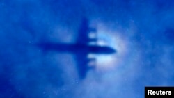 Bóng máy bay trinh sát P3 Orion của Lực lượng Không quân Hoàng gia New Zealand (RNZAF) bay ngang phía nam Ấn Độ dương trong cuộc tìm kiếm chuyến bay MH370 bị mất tích.