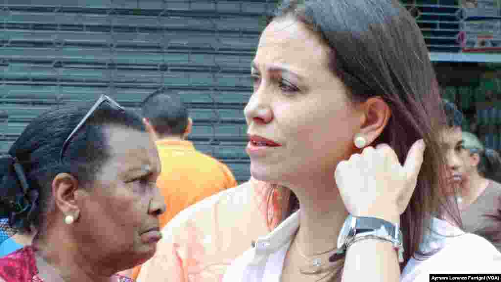 La diputada depuesta María Corina Machado espera para ingresar al Palacio de Justicia y acompañar a López en la sexta audiencia de juicio. 
