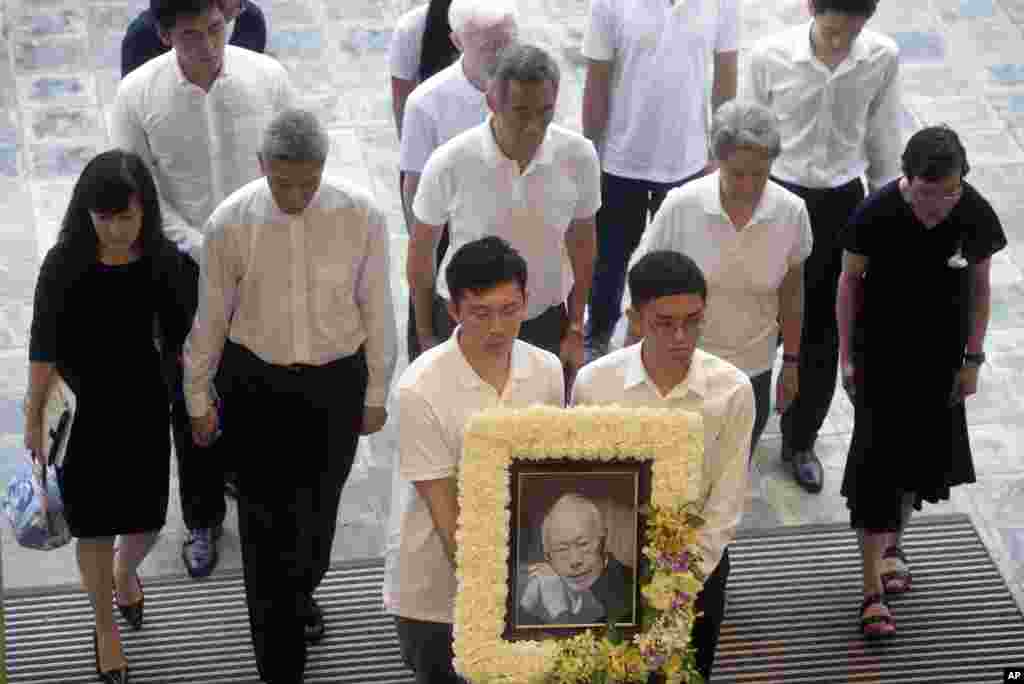 The family of the late Lee Kuan Yew arrives at the start of the state funeral at the University Cultural Center in Singapore, March 29, 2015.