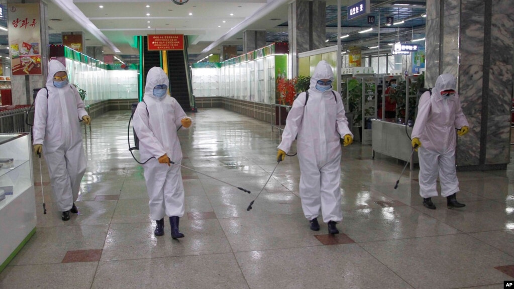 Para pekerja sebuah supermarket menyemprotkan desinfektan sebelum dibuka untuk warga di Pyongyang, Korea Utara di tengah pandemi COVID-19 (foto: dok). 