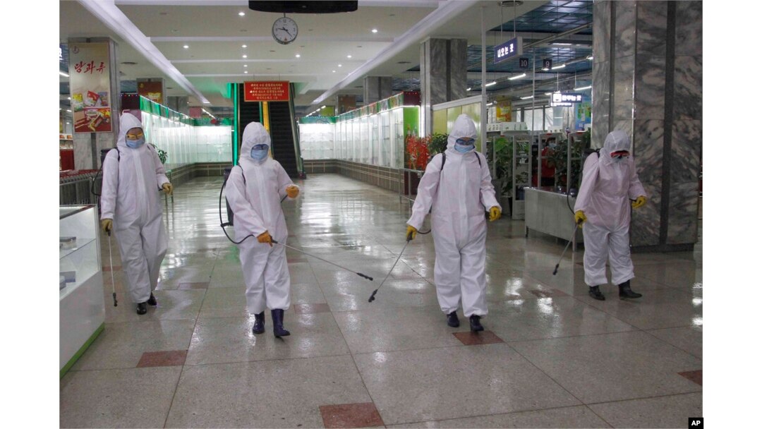 Staf Pyongyang Department Store mendisinfeksi toko di Pyongyang, Korea Utara, 28 Desember 2020. (Foto: AP)