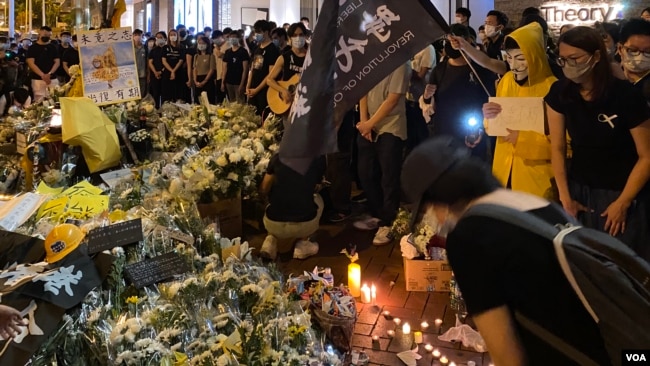 超过一万名香港市民响应网上号召6月15日晚到金钟太古广场外献花，悼念反送中运动首名牺牲性命的抗争者梁凌杰逝世一周年。 (美国之音/汤惠芸)