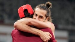 Gianmarco Tamberi, d'Italie, embrasse son co-médaillé d'or Mutaz Barshim, du Qatar, après la finale du saut en hauteur hommes aux Jeux olympiques d'été de 2020, le 1 août 2021 à Tokyo.