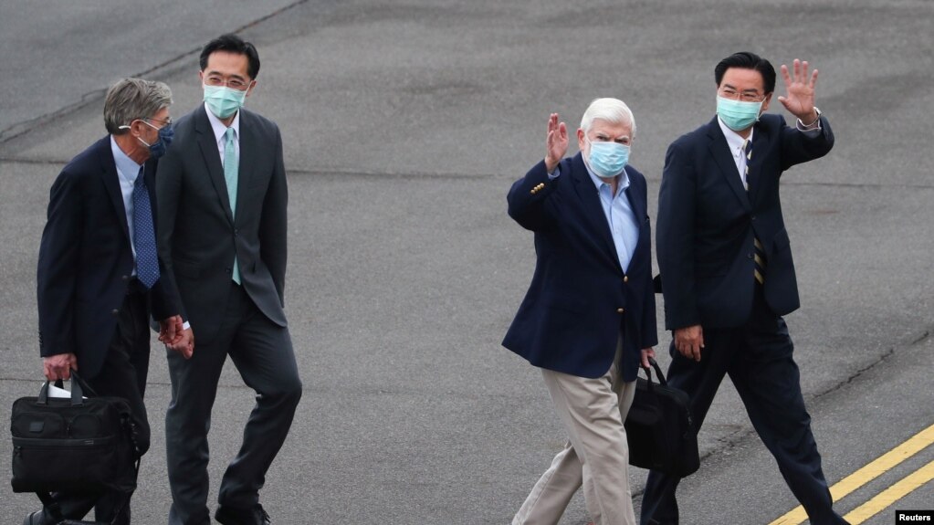 美国前参议员多德（右二）等一行人在抵达台湾时受到台湾交部长吴钊燮（右）等台湾官员的欢迎。(2021年4月14日）(photo:VOA)