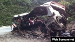 Hiện trường vụ tai nạn nổ xe khách ở Lào. Ảnh chụp màn hình trang web vnexpress.net
