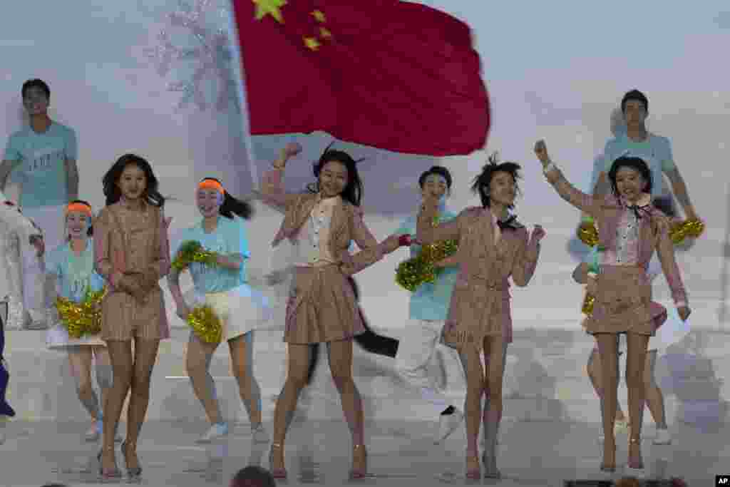 Para peserta pertunjukan mengambil bagian dalam latihan 1000 hari menjelang upacara pembukaan Olympiade Musim Dingin di Beijing.