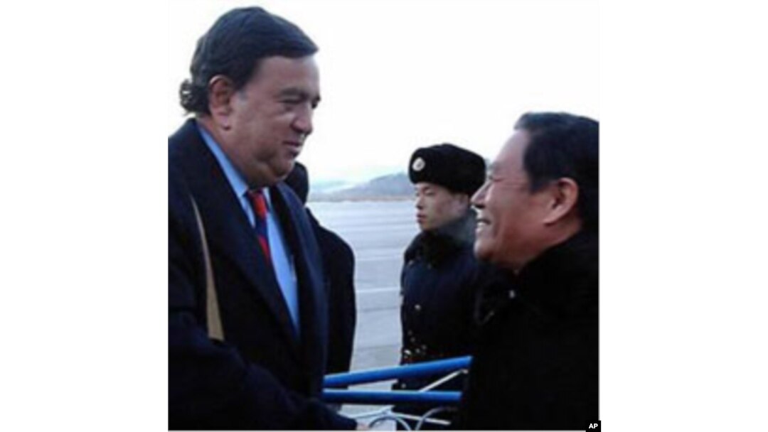 New Mexico State Governor Bill Richardson of the US (left) is welcomed by an unidentified North Korean official upon his arrival at Pyongyang Airport, 16 Dec 2010