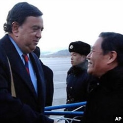 New Mexico State Governor Bill Richardson of the US (left) is welcomed by an unidentified North Korean official upon his arrival at Pyongyang Airport, 16 Dec 2010