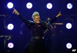 Penerima penghargaan ikon Pink tampil di Billboard Music Awards, Microsoft Theater, Los Angeles, 21 Mei 2021. (Foto AP / Chris Pizzello)
