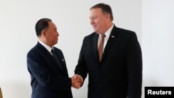 Utusan Korea Utara Kim Yong Chol (kiri) berjabat tangan dengan Menlu AS Mike Pompeo dalam pertemuan di New York, Kamis (31/5). 
