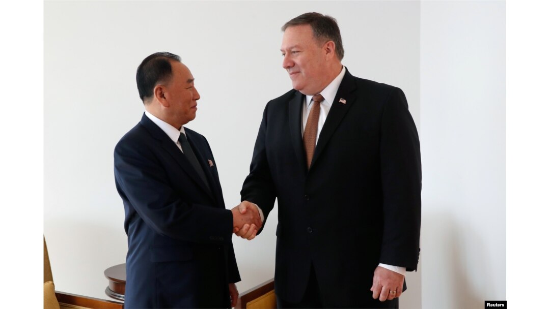 2018年5月31日美国国务卿蓬佩奥与金英哲在纽约会晤时握手