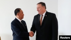 2018年5月31日美国国务卿蓬佩奥与金英哲在纽约会晤时握手
