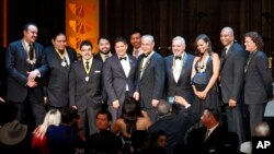 Los premiados agradecen al presidente y CEO de la Fundación Herencia Hispana, José Antonio Tijerino, quinto de izq. a der. durante la ceremonia realizada en el Teatro Warner.