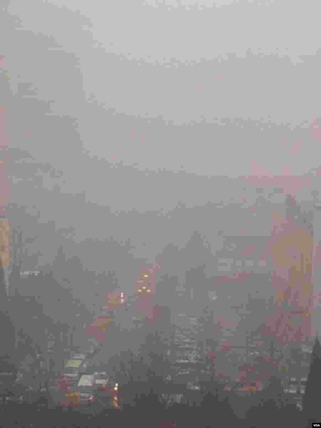 2015年12月1日中午，北京秀水西街陷入一片混沌。严重雾霾天气对人体健康构成威胁，给民众生活工作带来不便。（美国之音叶兵拍摄）